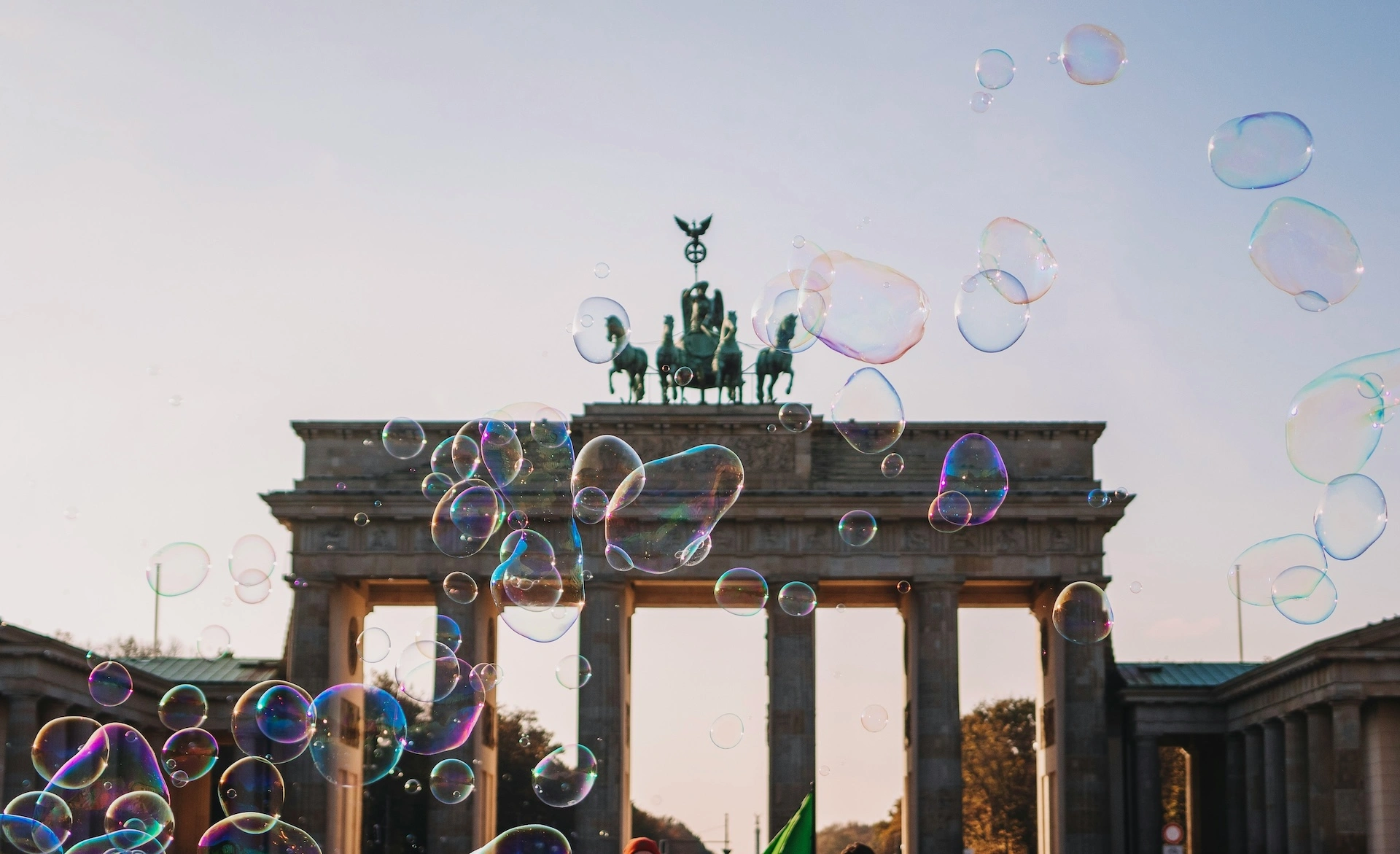 Ein Bild von Seifenblasen, die vor dem Brandenburger Tor schweben, als Symbolbild für alle Kategorien